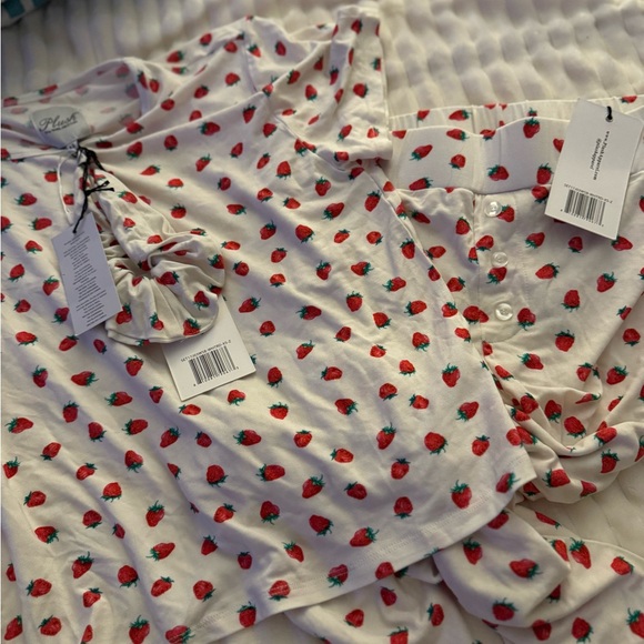 Plush-apparel 2 piece Strawberry pattern PJ Set w/ Matchingg Scrunchie- Size XS - Picture 4 of 6